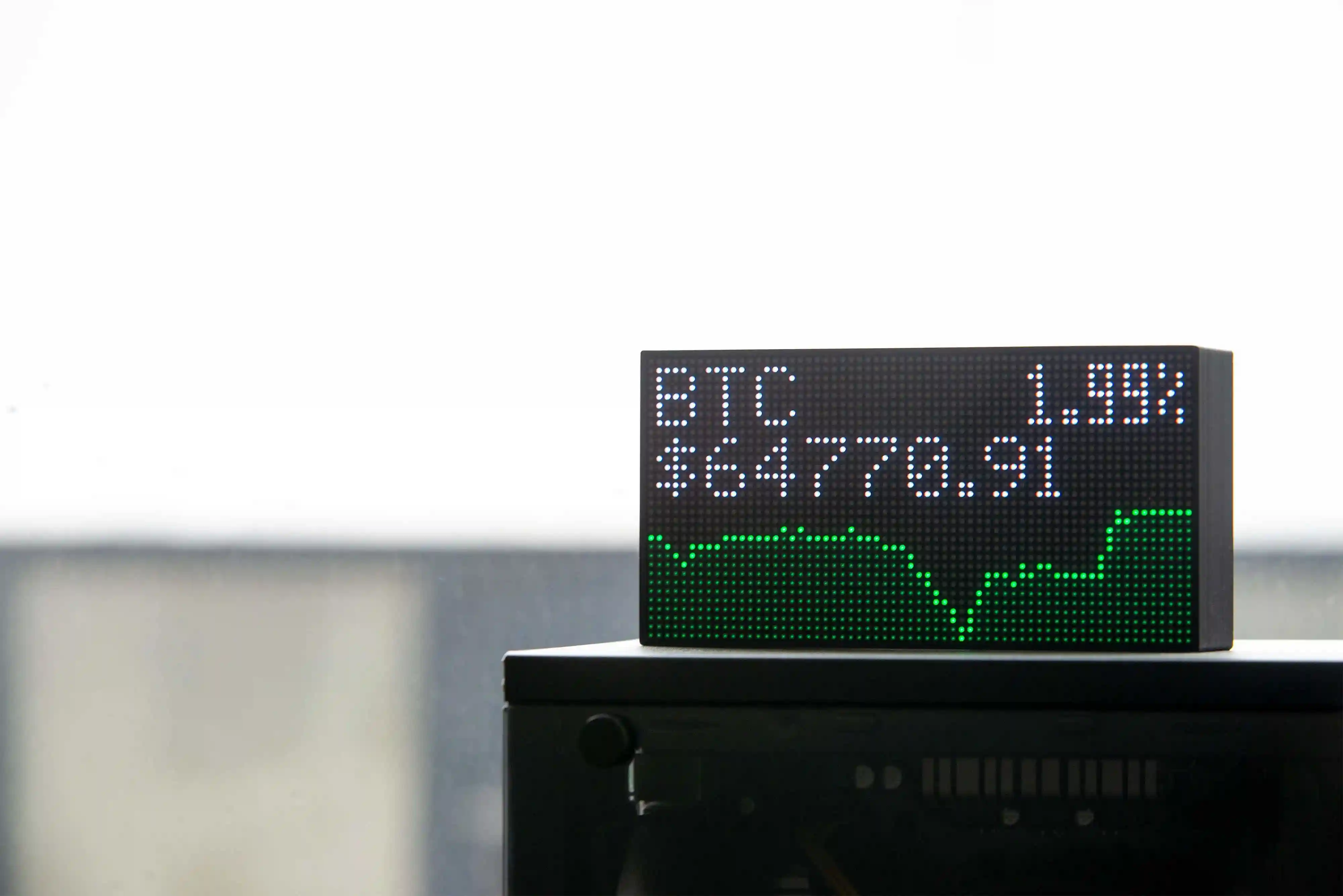 LED Crypto Ticker mit Smartphone und Kryptomünzen
